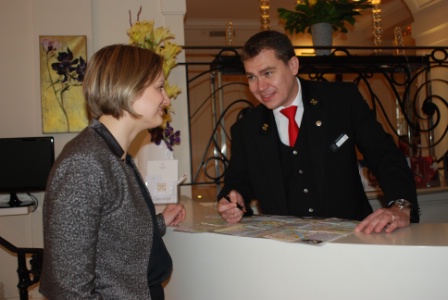 Agences de voyages, réservations de restaurants, locations automobiles… Yannick Tonnelier est l'interface entre le client et les prestataires extérieurs. Agences de voyages, réservations de restaurants, locations automobiles… Yannick Tonnelier est l'interface entre le client et les prestataires extérieurs.