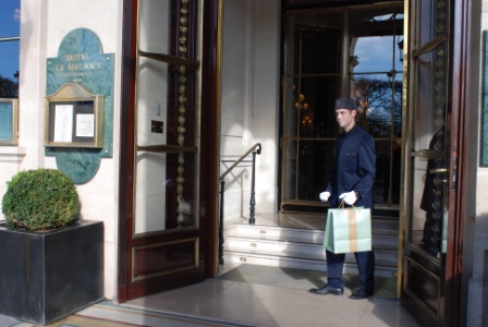 La mission phare du groom : accueillir les clients mais aussi réaliser toutes sortes de tâches annexes.