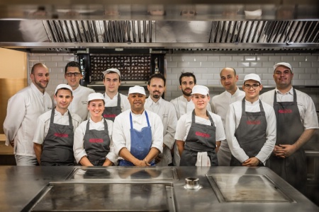 L'équipe du Rivea at Byblos. Avec une quarantaine de personnes à recruter chaque été, fidéliser le personnel s'avère être un élément clé pour le chef Vincent Maillard. L'équipe du Rivea at Byblos. Avec une quarantaine de personnes à recruter chaque été, fidéliser le personnel s'avère être un élément clé pour le chef Vincent Maillard.