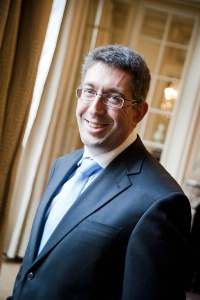Luc Négri, directeur des ressources humaines chez Courtepaille : 'En plus de proposer un emploi, nous accompagnons nos collaborateurs pour en faire leur métier.' Luc Négri, directeur des ressources humaines chez Courtepaille : 'En plus de proposer un emploi, nous accompagnons nos collaborateurs pour en faire leur métier.'