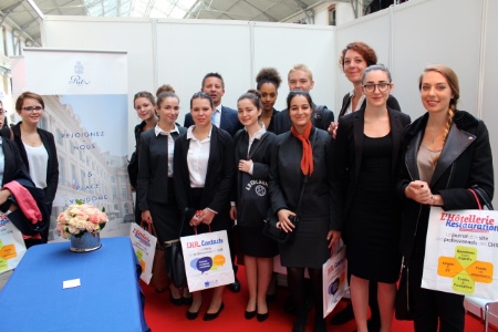 Les élèves de 1re année de BTS hôtellerie-restauration du lycée Émilie du Châtelet, à Serris, sur le stand du Ritz. Les élèves de 1re année de BTS hôtellerie-restauration du lycée Émilie du Châtelet, à Serris, sur le stand du Ritz.