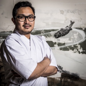 Anthony Nguyen, chef sushi dans son restaurant Izakaya Joyi à Nantes.