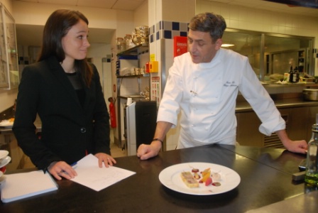 Pédagogie et diplomatie sont au coeur du métier de cost controller. Ici Anne-Claire Garimbay et Philippe Marc, chef des cuisines.