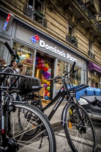 L'enseigne Domino's Pizza compte 11 000 points de vente dans le monde, dont 300 en France. L'enseigne Domino's Pizza compte 11 000 points de vente dans le monde, dont 300 en France.