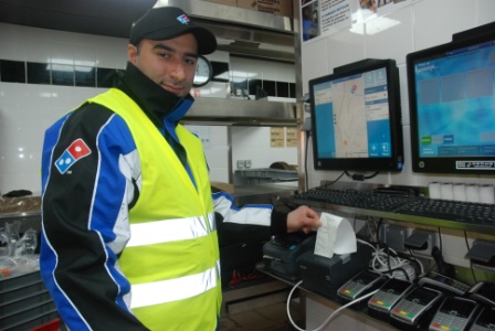 Adem Daniel est livreur de pizzas depuis quatre ans et poursuit ses études en parallèle. Adem Daniel est livreur de pizzas depuis quatre ans et poursuit ses études en parallèle.