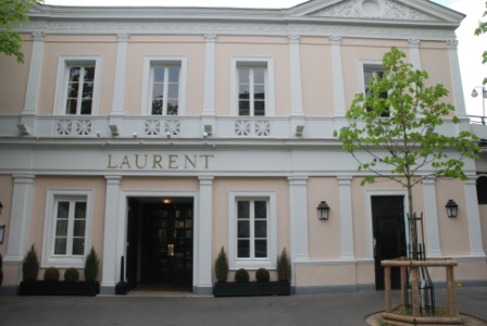 Situé dans le Triangle d'or à Paris, le restaurant Laurent est étoilé Michelin.