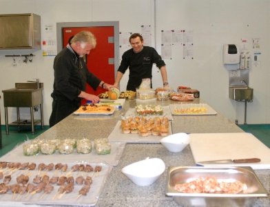 Olivier Théron avec son chef de cuisine en laboratoire. Tous deux établissent ensemble les menus des prestations.