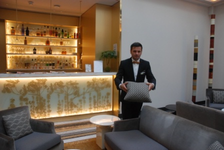 Le butler doit veiller au bien-être des clients.