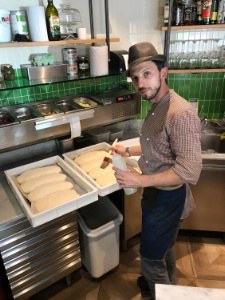 Le pizzaiolo garde secrètement le secret de sa pâte. Ici, on ne fabrique pas des pizzas, mais des pinsas ! Le pizzaiolo garde secrètement le secret de sa pâte. Ici, on ne fabrique pas des pizzas, mais des pinsas !