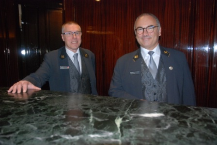 Le concierge back-office Pierre-Philippe Lerebour (à gauche) et son chef concierge Philippe Lesigne. Le concierge back-office Pierre-Philippe Lerebour (à gauche) et son chef concierge Philippe Lesigne.