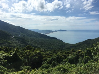Pays de montagne et de hauts plateaux, le Vietnam possède plus de 3000 km de côtes.