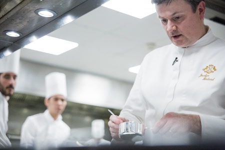 Jocelyn Herland propose une cuisine d'exception et a réussi à imposer sa marque de fabrique au Meurice.