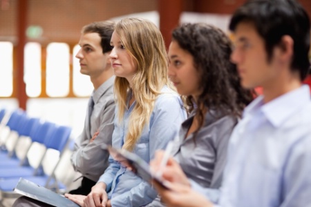 Peu de temps pour convaincre et beaucoup de concurrents sur place... L'entretien lors d'un salon de recrutement mérite de bien se préparer en amont Peu de temps pour convaincre et beaucoup de concurrents sur place... L'entretien lors d'un salon de recrutement mérite de bien se préparer en amont