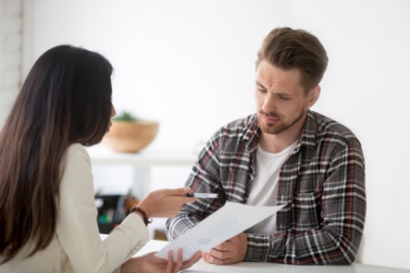 Parlez-moi de vous, citez vos défauts et qualités... Autant de questions-pièges auxquelles il faut bien se préparer pour un entretien Parlez-moi de vous, citez vos défauts et qualités... Autant de questions-pièges auxquelles il faut bien se préparer pour un entretien