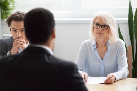 Relancer après un entretien peut être interprété comme un signal positif par le recruteur.
