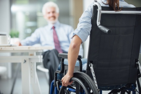 Embaucher un travailleur handicapé nécessite de bien préparer en amont son arrivée pour lui donner toutes les chances de bien s'intégrer dans les équipes au travail Embaucher un travailleur handicapé nécessite de bien préparer en amont son arrivée pour lui donner toutes les chances de bien s'intégrer dans les équipes au travail