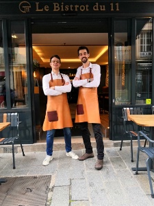 Basile Dupraz (à droite) et son binôme, devant le Bistrot du XI à Versailles (Yvelines).