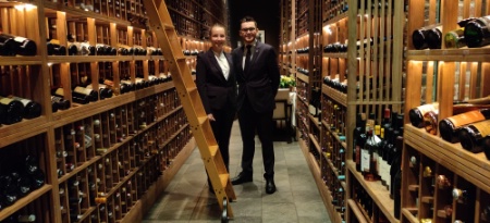 Julie Staelen et Matthias Cattelin sont employés au restaurant 3 étoiles Quince. Une expérience inédite pour eux. Julie Staelen et Matthias Cattelin sont employés au restaurant 3 étoiles Quince. Une expérience inédite pour eux.