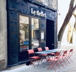 Ouvert en 2016 à Nantes, Le Reflet prône le fait-maison, les circuits cours et le 'mieux vivre ensemble'. Ouvert en 2016 à Nantes, Le Reflet prône le fait-maison, les circuits cours et le 'mieux vivre ensemble'.