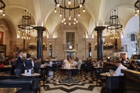 À Londres, le Wolseley est le fleuron du groupe de restauration Corbin & King. À Londres, le Wolseley est le fleuron du groupe de restauration Corbin & King.