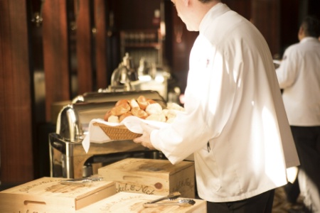 Les métiers du service sont particulièrement concernés par la fuite des talents aggravée par la crise sanitaire. Les métiers du service sont particulièrement concernés par la fuite des talents aggravée par la crise sanitaire.