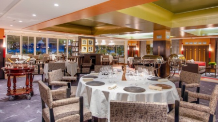 Salle du restaurant La Palme d'Or, 2 étoiles, à Cannes.