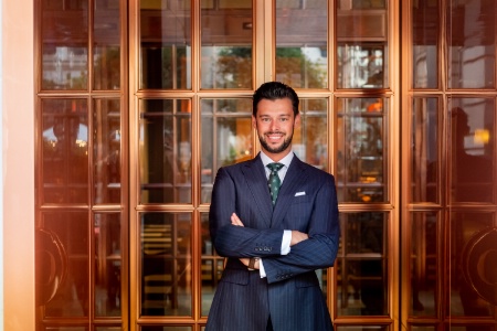 Yann Bouvignies, chef barman du Scarfe Bar au palace Rosewood London.