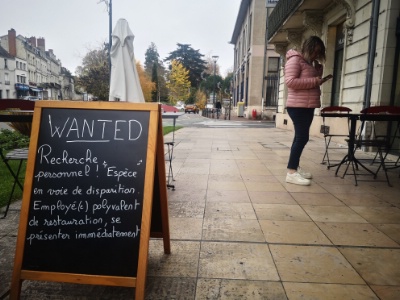 À Chatellerault, Laura Hémon a installé un panneau au message choc devant son établissement.