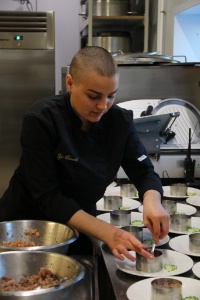 Outre la pâtisserie et la boulangerie, Zoé Boucard assite le chef cuisinier de la base scientifique Dumont-d'Urville.