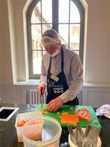 Un demandeur d'emploi participant au dispositif Pôle emploi Restaurant éphémère, à Rouen en juin dernier. Un demandeur d'emploi participant au dispositif Pôle emploi Restaurant éphémère, à Rouen en juin dernier.
