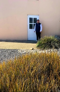 Le chef Olivier Bellin, dans son village breton de 2 300 mes.