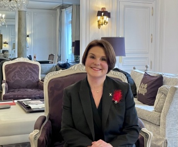 Nicole Grosel est chef de réception adjointe du Plaza Athénée. Nicole Grosel est chef de réception adjointe du Plaza Athénée.