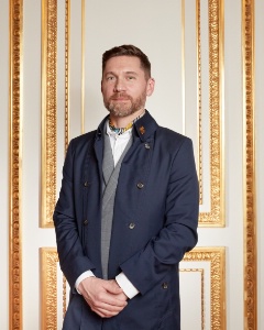 Pierre Donel, chef concierge Clefs d'or au sein de l'Hôtel de Crillon. Pierre Donel, chef concierge Clefs d'or au sein de l'Hôtel de Crillon.