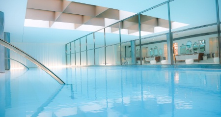 La piscine de l'immense spa du Royal Monceau (Paris, VIIIe).