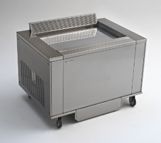 Ce module 'plancha' (12kW) se déplace aisément grâce aux roulettes dont le meuble est pourvu. L'extraction des vapeurs, fumées et odeurs s'effectue grâce à la filtration incorporée autour de la plaque.