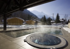 La piscine semi-couverte des Aiglons est chauffée à 27°C grâce à une chaudière fonctionnant avec des granulats de bois. Romain Trollet, le directeur, a même souhaité rendre le fonctionnement visible par les clients pour encore mieux les sensibiliser.