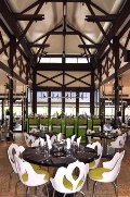 Des chaises orchidée et des tabourets haut pour le restaurant/salon des orchidées à Bali - créations Studio MHNA pour le Club Med