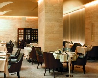 Le restaurant du Park Hyatt Milan a été aménagé avec des sièges de la collection 'Transitionnelle' d’Interna qui s’inspire de styles traditionnels classiques mais qui les interprète librement notamment en les épurant.