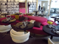 Au Pullman Marseille : fauteuil bar de chez Porada série Sirio Sedia et banquette organique dessinée pour Pullman par le Studio MHNA. L’équilibre parfait entre des éléments stricts et un modèle plus courbe, plus sensuel…