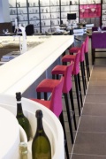 Au bar de l’hôtel : des tabourets hauts de chez Icos série Apia.