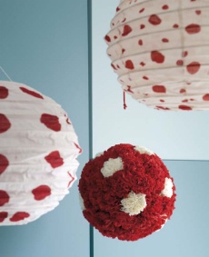 Des oeillets à monter en boule bien serrée pour faire concurrence aux lampions des fêtes en plein air...