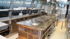 La cuisine se décompose en trois plans centraux et un double : ici, le 2e piano central principal avec un wok à induction, un bain marie-cuiseur qui peut servir aussi de couscoussier, de deux plaques Ecotherm Therma Electrolux, et un four Tandoori inclus dans le meuble.