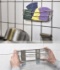 Un panier porte-accessoires facile à fixer et facile à retirer