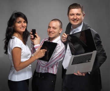 Séverine Ohayon (l'épouse de Rémi), Sylvain Garcia et Rémi Ohayon, un trio bourré de compétences au service des nouvelles technologies et du web. Séverine Ohayon (l'épouse de Rémi), Sylvain Garcia et Rémi Ohayon, un trio bourré de compétences au service des nouvelles technologies et du web.