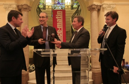 Sous les applaudissements de Christian Estrosi, Jean-Pierre Lévi reçoit le trophée 2011. Sous les applaudissements de Christian Estrosi, Jean-Pierre Lévi reçoit le trophée 2011.