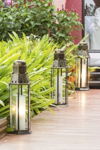 Pour une décoration tendance et écologique, optez pour des luminaires façon bougies.