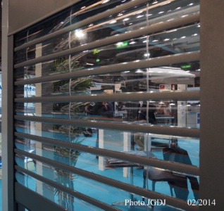 Pour des économies d'énergie, la toiture peut également être réalisée en panneaux d'aluminium isolant, voire solaire. Ou encore en double vitrage avec un store déroulant à l'intérieur ou à l'extérieur.