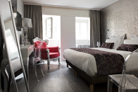 Les rideaux, liés au sommeil, doivent permettre d'isoler la chambre de la lumière extérieure (rideaux obscurcissant ou occultant). Hôtel Rohan.
