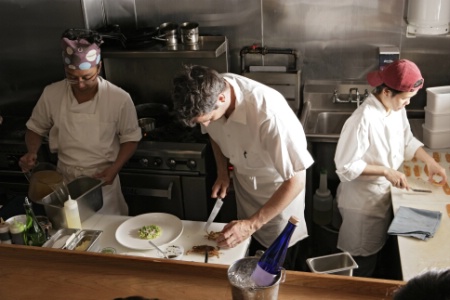 Dans une cuisine aux dimensions restreintes, l'important est l'organisation du travail dans le temps et non plus dans l'espace. Dans une cuisine aux dimensions restreintes, l'important est l'organisation du travail dans le temps et non plus dans l'espace.