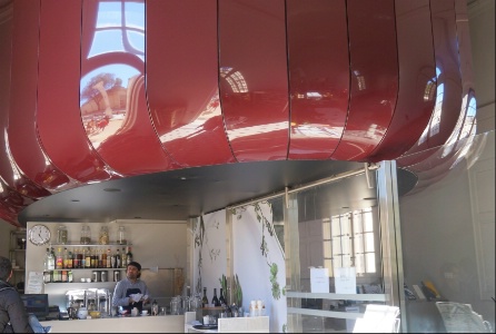 Au Café Borelly, à Marseille, la cuisine, réalisée par Moratti & Rivière, est suspendue,